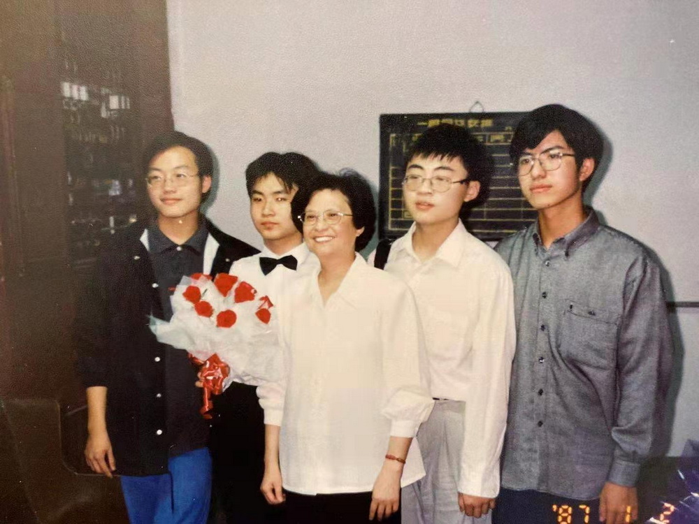 1998年盛一奇老师和学生们合影