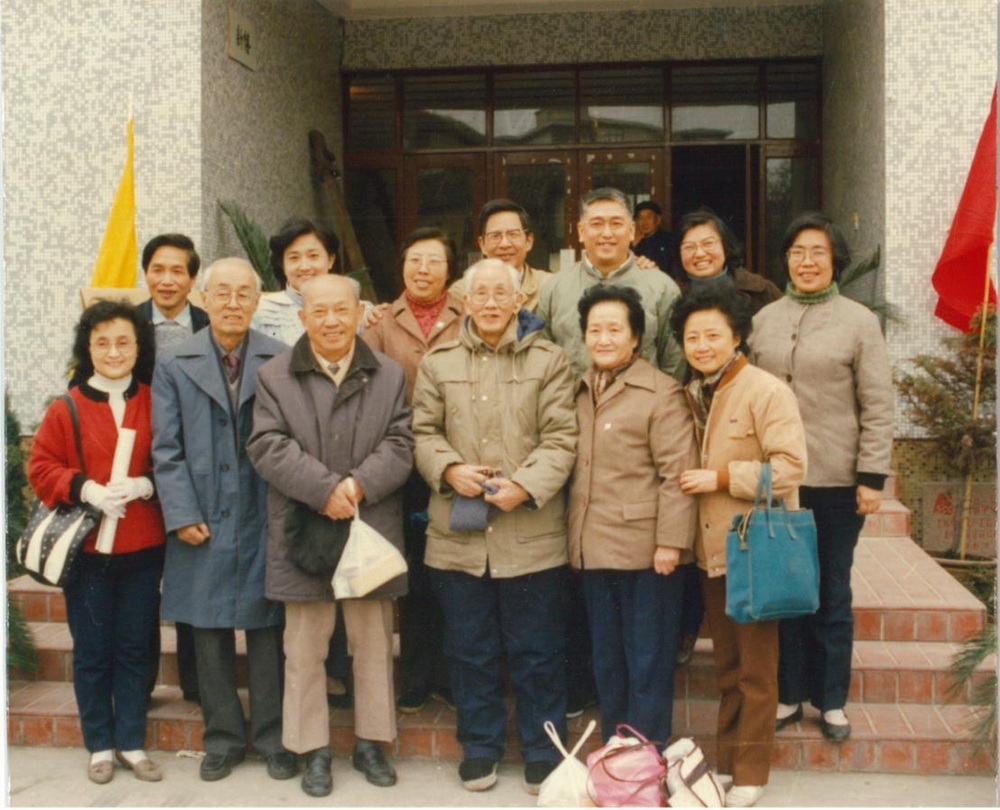 1993年11月在意昂5附中建校40周年之际👷🏿，当年的学生与老院长贺绿汀、副院长丁善德😵、谭抒贞合影.