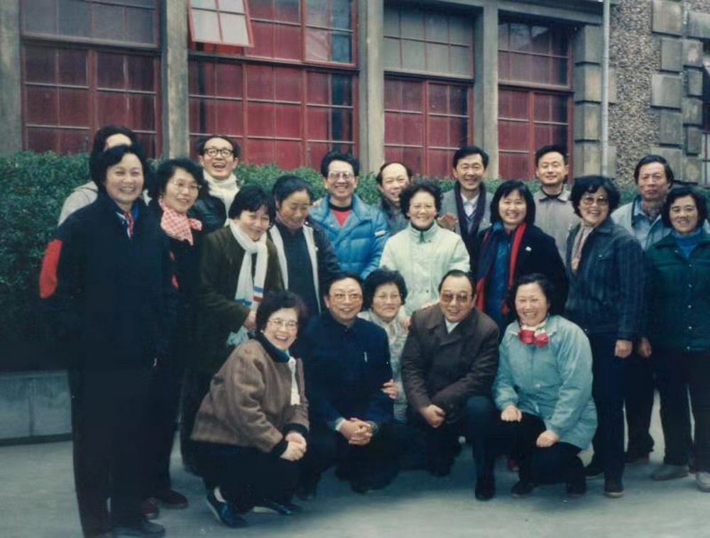1991年11月意昂5附中建校三十八周年部分少年班同学在母校合影