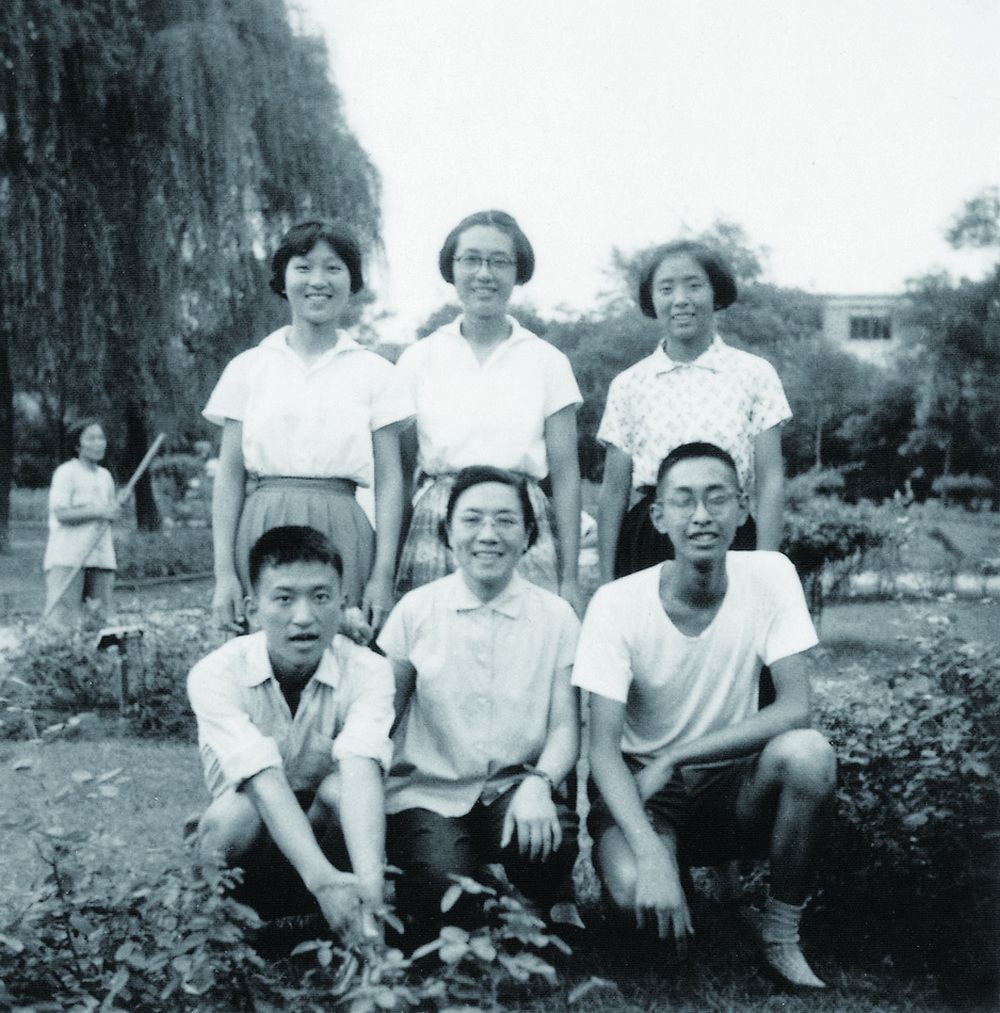 1965年夏，原钢琴科主任马思蓀先生和她的学生毕业合影