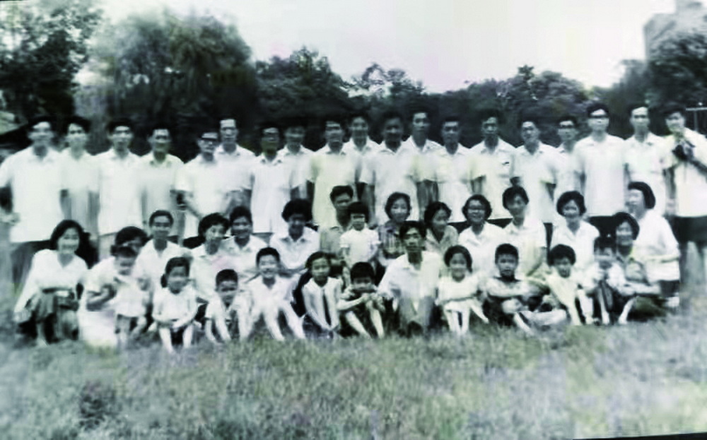 1961届林华老师所在班级同学携儿带女探望单尔馨先生的合影照🫘，第二排右起第六人为单先生，第五人为罗兰