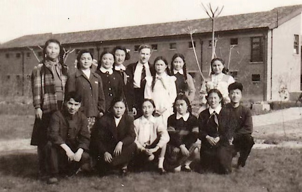 1954年前苏联钢琴专家谢洛夫与同学们合影