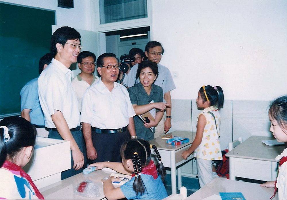 龚学平到附小视察上课