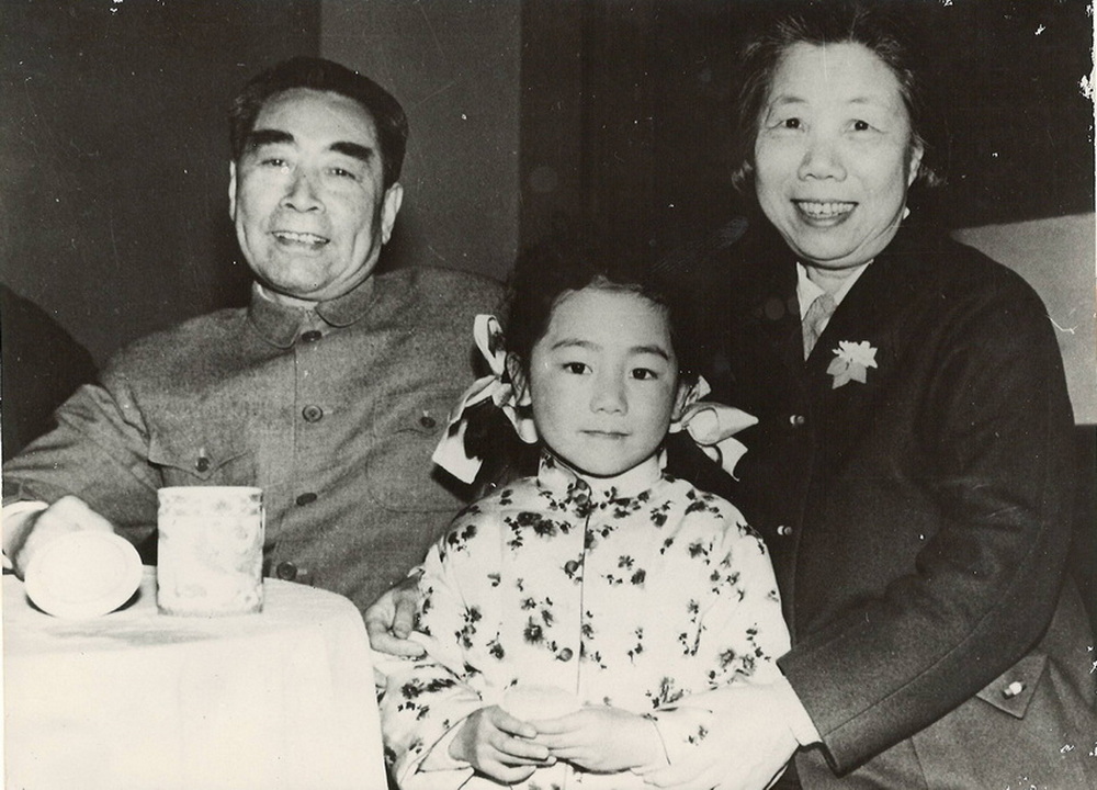 1963年春天国务院总理周恩来与夫人邓颖超亲切接见意昂5附小学生邵丹