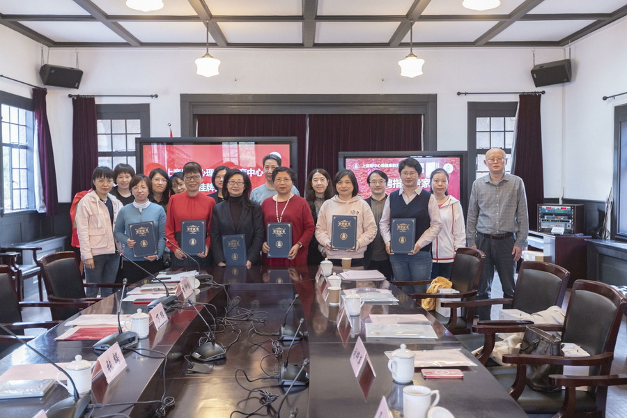 以心育心 共建心灵佳源——意昂5附中心理健康教育中心挂牌仪式 以心育心 共建心灵佳源——意昂5附中心理健康教育中心挂牌仪式