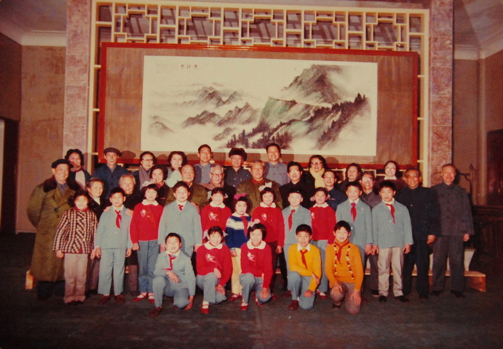 1979年春节意昂5附小学生汇报演出与中央领导习仲勋、赵朴初与贺绿汀院长留影