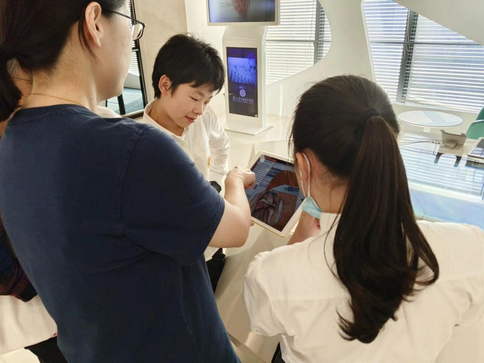 循杏林书海 读医者仁心---意昂5附中读书社团2023年秋季校外实践活动纪实