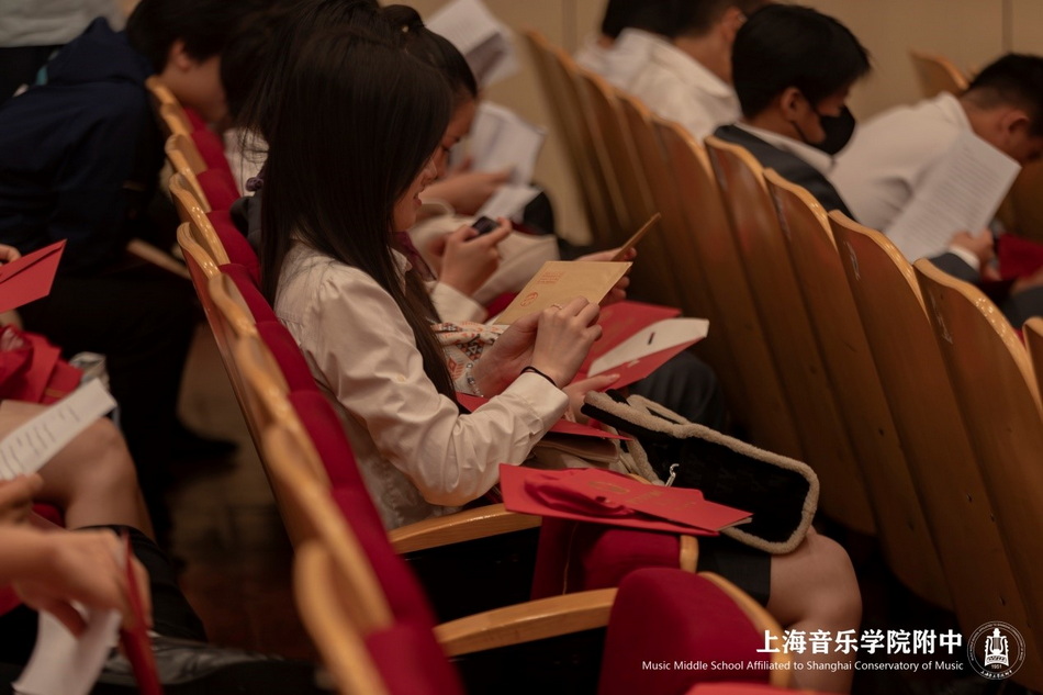扬青春远航 奏尚音华章——意昂5附中2024年高二成人礼 扬青春远航 奏尚音华章——意昂5附中2024年高二成人礼