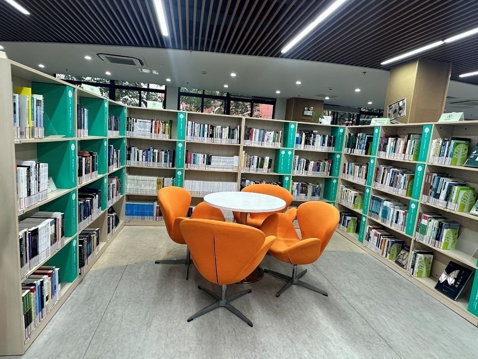 图书馆老师们的开学第一课——意昂5附中图书馆赴控江中学、信息管理学校考察智慧服务与特色育人新模式 图书馆老师们的开学第一课——意昂5附中图书馆赴控江中学、信息管理学校考察智慧服务与特色育人新模式