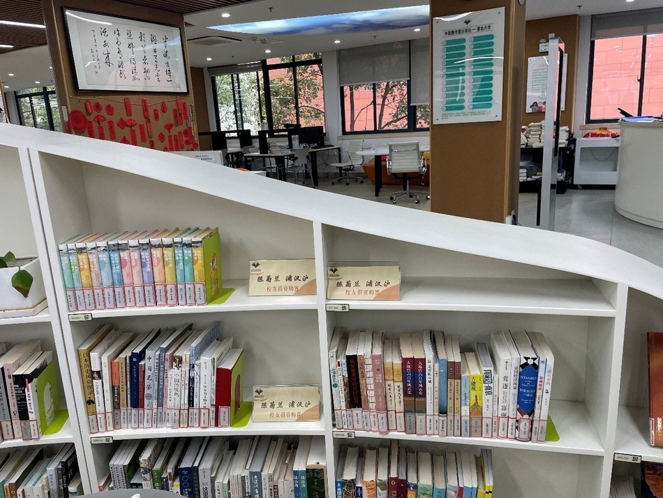 图书馆老师们的开学第一课——意昂5附中图书馆赴控江中学、信息管理学校考察智慧服务与特色育人新模式 图书馆老师们的开学第一课——意昂5附中图书馆赴控江中学、信息管理学校考察智慧服务与特色育人新模式