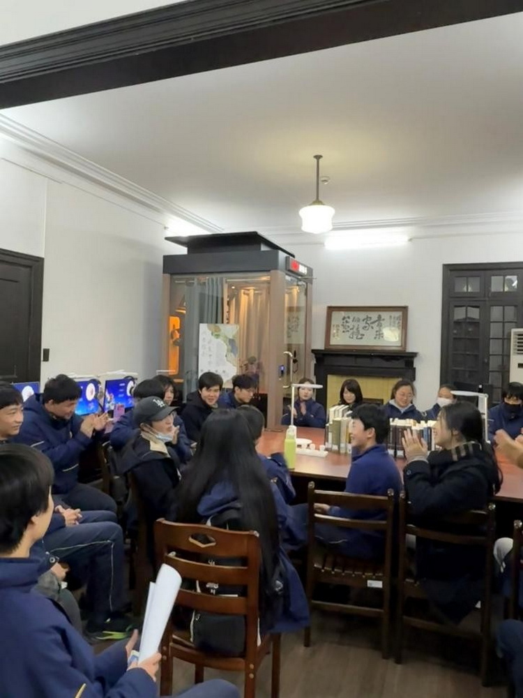与图书馆面对面——记高二甲班读书分享会 与图书馆面对面——记高二甲班读书分享会