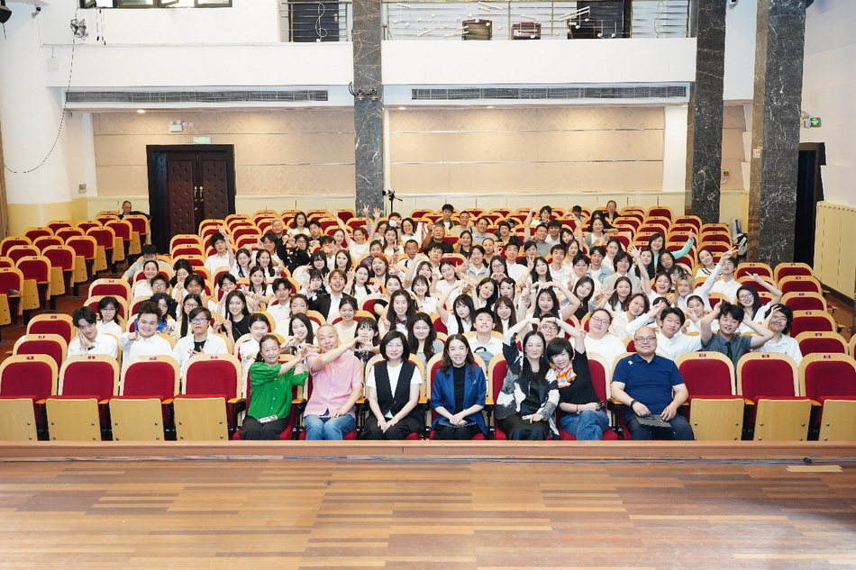 乐伴青春 音向未来—— 意昂5附中 2026 届高三毕业典礼圆满举行 乐伴青春 音向未来—— 意昂5附中 2026 届高三毕业典礼圆满举行